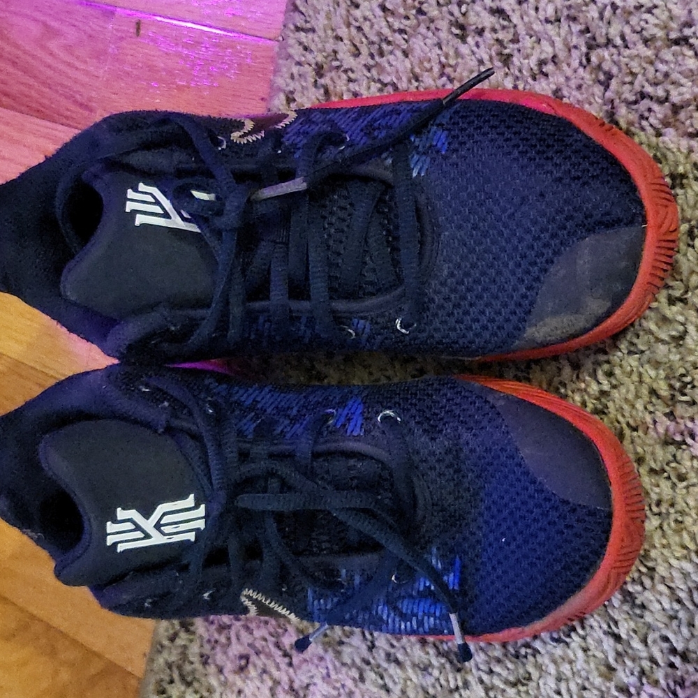 Nike Kyries Boys Size 4Y in good shape